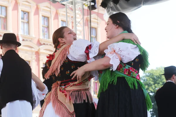 Medlemmar i grupper folk från sveta marija, Kroatien under 48 internationell folklore festival i centrala zagreb — Stockfoto