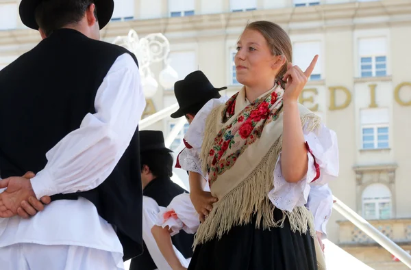 Członkowie zespołów folklorystycznych z sveta marija, Chorwacja podczas 48 Festiwal Folklorystyczny w Zagrzebiu — Zdjęcie stockowe