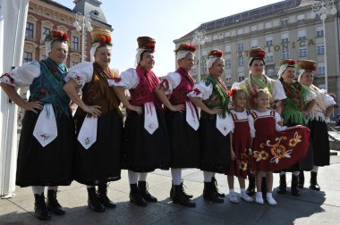 Grup üyeleri halk selacka sloga nedelisce, Hırvatistan Zagreb 48 Uluslararası Folklor Festivali sırasında gelen