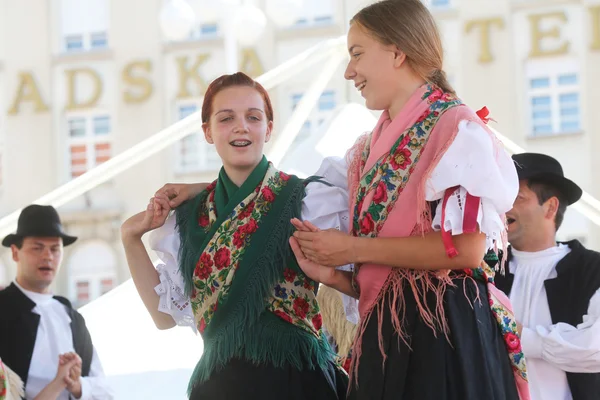 Medlemmar i grupper folk från sveta marija, Kroatien under 48 internationell folklore festival i zagreb — Stockfoto