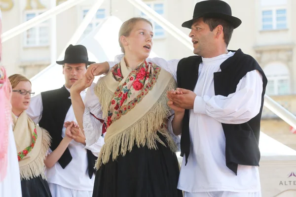 Członkowie zespołów folklorystycznych z sveta marija, Chorwacja podczas 48 Festiwal Folklorystyczny w Zagrzebiu — Zdjęcie stockowe