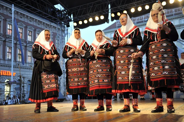 民间团体姑娘卡塔从 zemunik，克罗地亚萨格勒布第 48 国际民俗节日期间的成员 — 图库照片