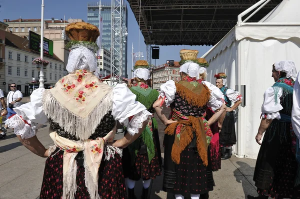 Membres du groupe folklorique Selacka Sloga de Nedelisce, Croatie lors du 48e Festival international du folklore à Zagreb — Photo