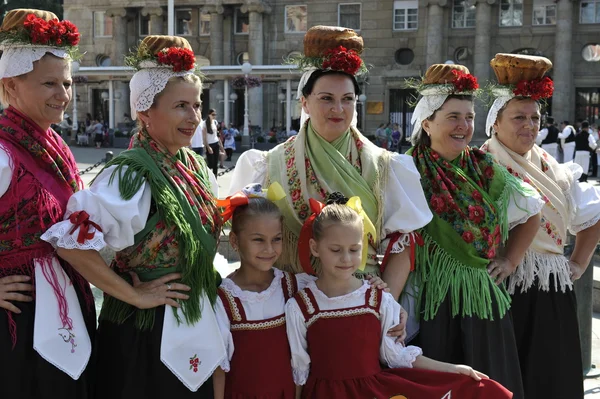 Membres du groupe folklorique Selacka Sloga de Nedelisce, Croatie lors du 48e Festival international du folklore à Zagreb — Photo