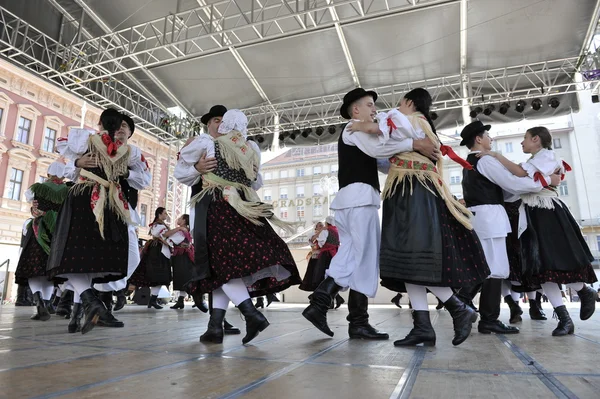 Medlemmer av folkegruppen Selacka Sloga fra Nedelisce, Kroatia under den 48. internasjonale Folklore-festivalen i Zagreb – stockfoto