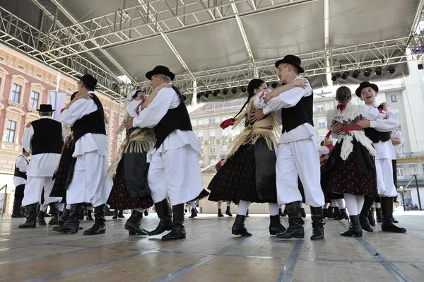 Membros do grupo folclórico Selacka Sloga de Nedelisce, Croácia durante o 48 Festival Internacional do Folclore em Zagreb — Fotografia de Stock