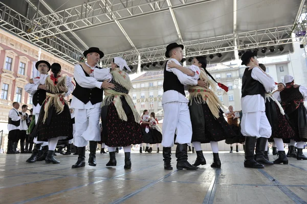 Miembros del grupo folclórico Selacka Sloga de Nedelisce, Croacia durante el 48º Festival Internacional de Folclore en Zagreb —  Fotos de Stock
