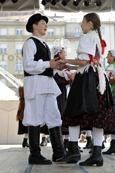 Leden van folk groep selacka sloga van nedelisce, Kroatië tijdens de 48ste internationale folklore festival in zagreb — Stockfoto