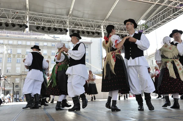 Members of folk group Selacka Sloga from Nedelisce, Croatia during the 48th International Folklore Festival in Zagreb — Stock Photo, Image