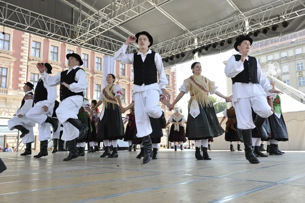 Members of folk group Selacka Sloga from Nedelisce, Croatia during the 48th International Folklore Festival in Zagreb — Stock Photo, Image