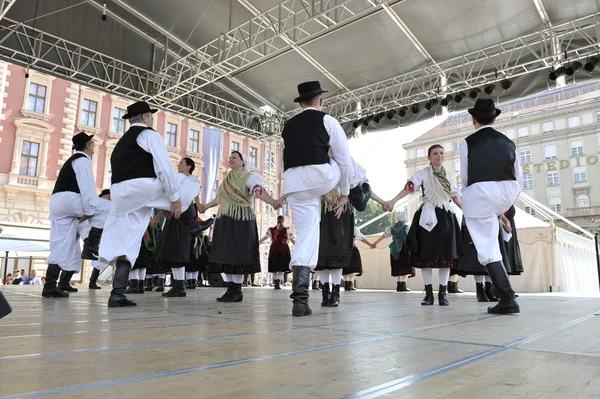 Membres du groupe folklorique Selacka Sloga de Nedelisce, Croatie lors du 48e Festival international du folklore à Zagreb — Photo