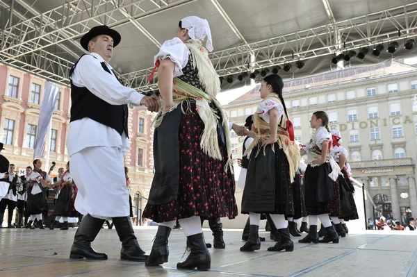 Membres du groupe folklorique Selacka Sloga de Nedelisce, Croatie lors du 48e Festival international du folklore à Zagreb — Photo