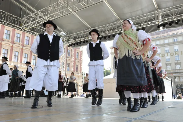 Miembros del grupo folclórico Selacka Sloga de Nedelisce, Croacia durante el 48º Festival Internacional de Folclore en Zagreb —  Fotos de Stock