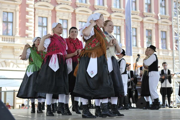 Mitglieder der Folkloregruppe selacka sloga aus Nedelisce, Kroatien während des 48. Internationalen Folklorefestivals in Zagreb — Stockfoto