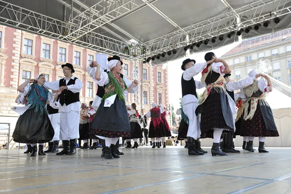 Membros do grupo folclórico Selacka Sloga de Nedelisce, Croácia durante o 48 Festival Internacional do Folclore em Zagreb — Fotografia de Stock