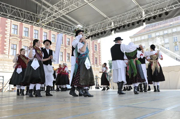 Membres du groupe folklorique Selacka Sloga de Nedelisce, Croatie lors du 48e Festival international du folklore à Zagreb — Photo