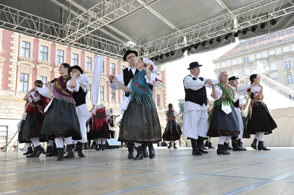 Medlemmar av folk grupp selacka sloga från nedelisce, Kroatien under 48 internationell folklore festival i zagreb — Stockfoto