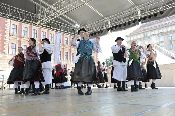 Members of folk group Selacka Sloga from Nedelisce, Croatia during the 48th International Folklore Festival in Zagreb — Stock Photo, Image