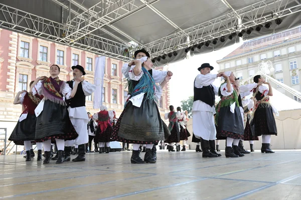 Members of folk group Selacka Sloga from Nedelisce, Croatia during the 48th International Folklore Festival in Zagreb — Stock Photo, Image