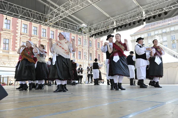 Members of folk group Selacka Sloga from Nedelisce, Croatia during the 48th International Folklore Festival in Zagreb — Stock Photo, Image