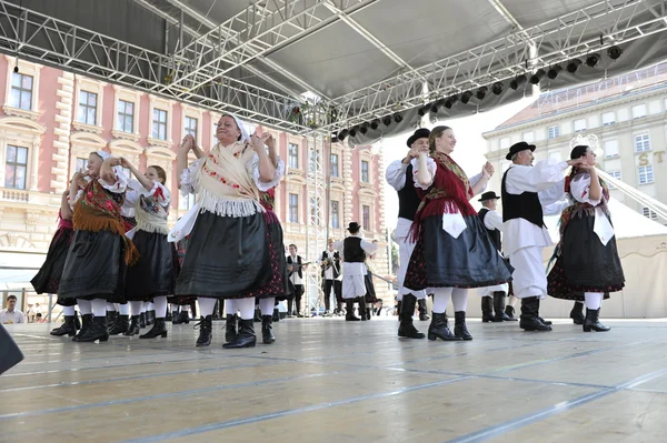 Members of folk group Selacka Sloga from Nedelisce, Croatia during the 48th International Folklore Festival in Zagreb — Stock Photo, Image