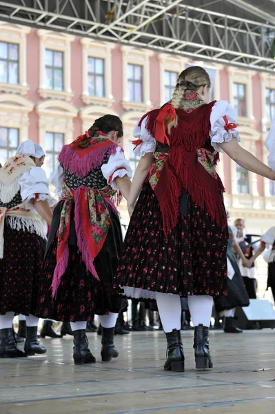 Miembros del grupo folclórico Selacka Sloga de Nedelisce, Croacia durante el 48º Festival Internacional de Folclore en Zagreb — Foto de Stock