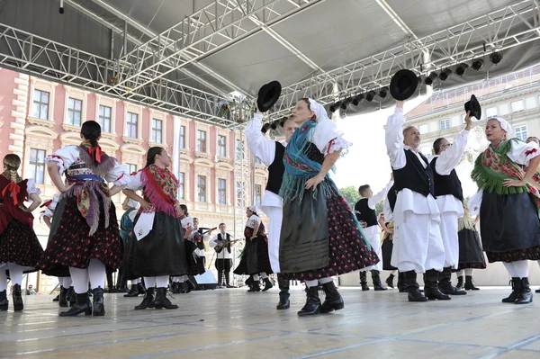 Members of folk group Selacka Sloga from Nedelisce, Croatia during the 48th International Folklore Festival in Zagreb — Stock Photo, Image