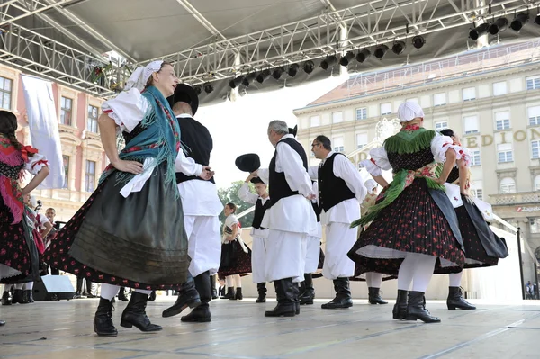 Membres du groupe folklorique Selacka Sloga de Nedelisce, Croatie lors du 48e Festival international du folklore à Zagreb — Photo