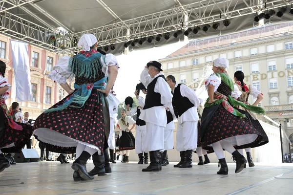 Medlemmar av folk grupp selacka sloga från nedelisce, Kroatien under 48 internationell folklore festival i zagreb — Stockfoto