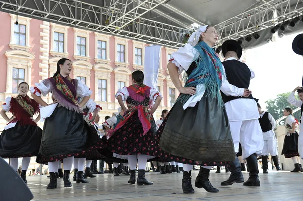 Members of folk group Selacka Sloga from Nedelisce, Croatia during the 48th International Folklore Festival in Zagreb — Stock Photo, Image