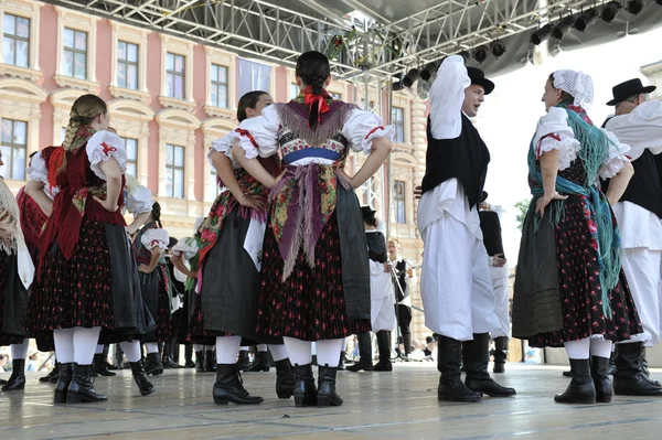 Membres du groupe folklorique Selacka Sloga de Nedelisce, Croatie lors du 48e Festival international du folklore à Zagreb — Photo