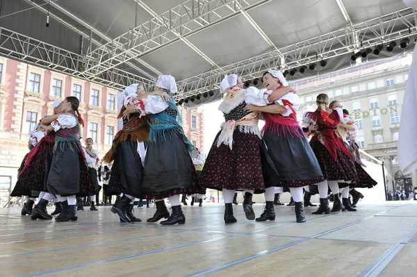 Členové lidové skupiny sloga selacka z nedelisce, Chorvatsko během 48 Mezinárodní folklórní festival v Záhřebu — Stock fotografie