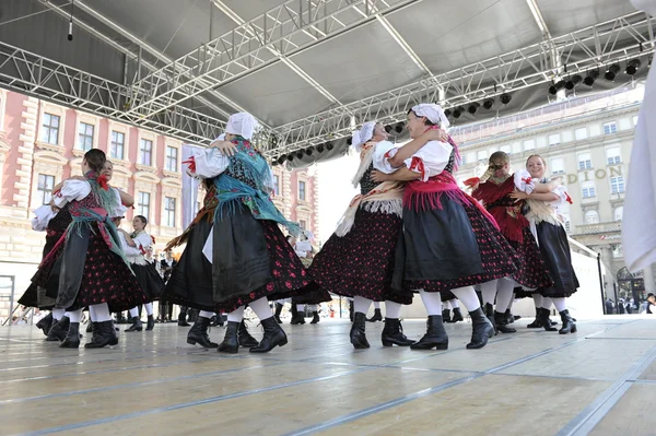 Members of folk group Selacka Sloga from Nedelisce, Croatia during the 48th International Folklore Festival in Zagreb — Stock Photo, Image