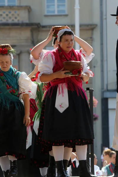 Membres du groupe folklorique Selacka Sloga de Nedelisce, Croatie lors du 48e Festival international du folklore à Zagreb — Photo