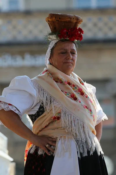 Membros do grupo folclórico Selacka Sloga de Nedelisce, Croácia durante o 48 Festival Internacional do Folclore em Zagreb — Fotografia de Stock