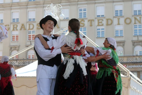 Mitglieder der Folkloregruppe selacka sloga aus Nedelisce, Kroatien während des 48. Internationalen Folklorefestivals in Zagreb — Stockfoto