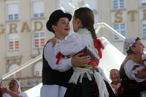 Medlemmar av folk grupp selacka sloga från nedelisce, Kroatien under 48 internationell folklore festival i zagreb — Stockfoto