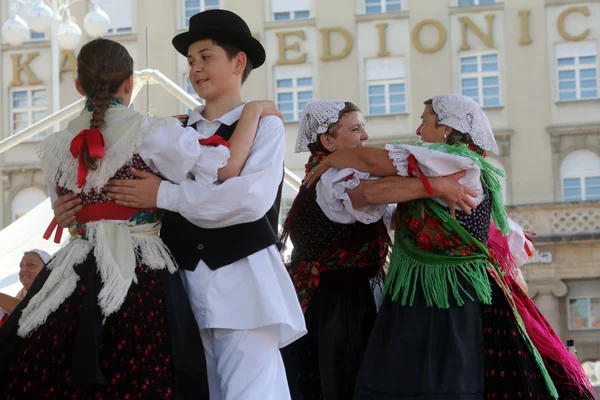 Membros do grupo folclórico Selacka Sloga de Nedelisce, Croácia durante o 48 Festival Internacional do Folclore em Zagreb — Fotografia de Stock