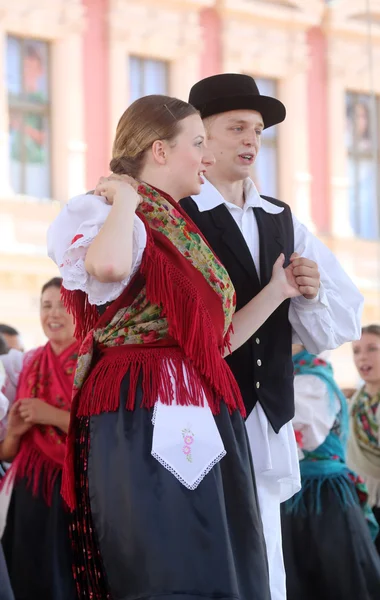 Membros do grupo folclórico Selacka Sloga de Nedelisce, Croácia durante o 48 Festival Internacional do Folclore em Zagreb — Fotografia de Stock
