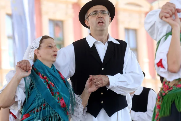 Membros do grupo folclórico Selacka Sloga de Nedelisce, Croácia durante o 48 Festival Internacional do Folclore em Zagreb — Fotografia de Stock