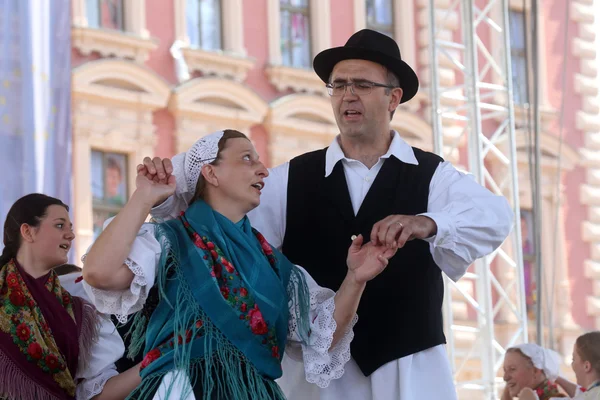 Membros do grupo folclórico Selacka Sloga de Nedelisce, Croácia durante o 48 Festival Internacional do Folclore em Zagreb — Fotografia de Stock