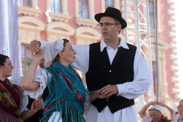 Medlemmar av folk grupp selacka sloga från nedelisce, Kroatien under 48 internationell folklore festival i zagreb — Stockfoto