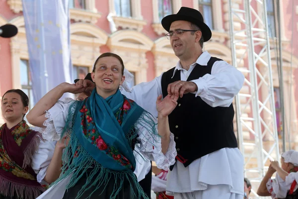 Membros do grupo folclórico Selacka Sloga de Nedelisce, Croácia durante o 48 Festival Internacional do Folclore em Zagreb — Fotografia de Stock