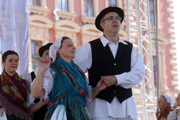 Mitglieder der Folkloregruppe selacka sloga aus Nedelisce, Kroatien während des 48. Internationalen Folklorefestivals in Zagreb — Stockfoto