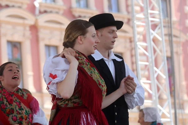 Members of folk group Selacka Sloga from Nedelisce, Croatia during the 48th International Folklore Festival in Zagreb — Stock Photo, Image