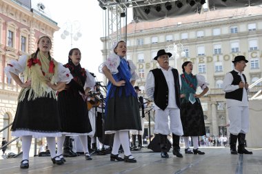 Halk grupları zvon mala subotica, Hırvatistan Zagreb 48 Uluslararası Folklor Festivali sırasında gelen üyeleri