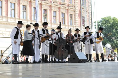 Halk grupları zvon mala subotica, Hırvatistan Zagreb 48 Uluslararası Folklor Festivali sırasında gelen üyeleri