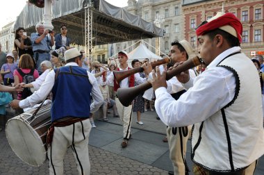 Grup üyeleri halk Arnavut Kültür Derneği Levent hasani cegrane, Zagreb 48 Uluslararası Folklor Festivali sırasında Makedonya üzerinden