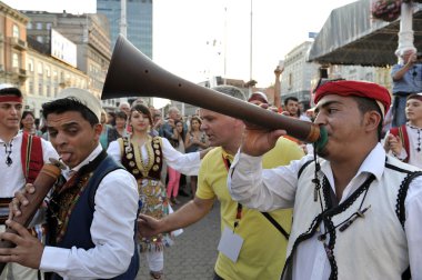 Grup üyeleri halk Arnavut Kültür Derneği Levent hasani cegrane, Zagreb 48 Uluslararası Folklor Festivali sırasında Makedonya üzerinden