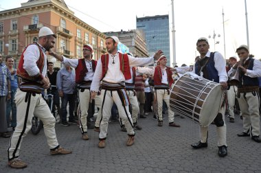 Grup üyeleri halk Arnavut Kültür Derneği Levent hasani cegrane, Zagreb 48 Uluslararası Folklor Festivali sırasında Makedonya üzerinden
